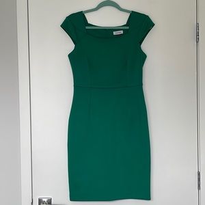 Stretching fabric, light and anti wrinkles. You can wash it in delicate cycle.